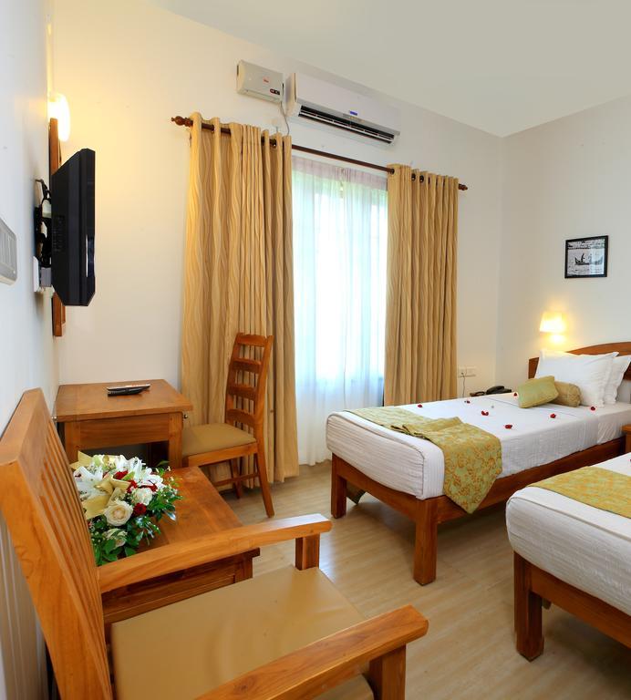 Abad Pepper Route Hotel Kochi Exterior photo